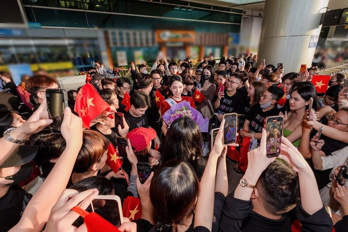 Cô nhắn nhủ khán giả: “Sẵn sàng để bắt đầu hành trình tuyệt vời này. Tạm biệt cả nhà, Giang đi đây”. Ảnh: FB Hương Giang.