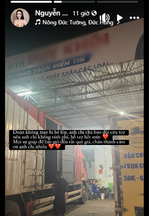 Yến Nhi cùng công ty chủ quản, các mạnh thường quân chuẩn bị được một số nhu yếu phẩm: mì ăn liền, nước suối, bánh mì…để gửi đến bà con Đắk Lắk. Trên đường đi, xe đoàn Yến Nhi không may bị bể lốp và được chủ một xưởng sữa chữa miễn phí. Ảnh: FB Yến Nhi.