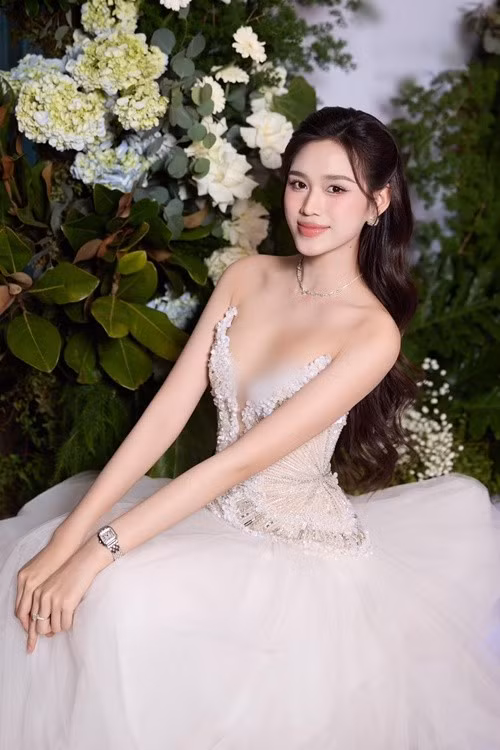 Nàng hậu đắt show sự kiện, quảng cáo, làm người mẫu. Ngoài ra, Đỗ Thị Hà còn lấn sân kinh doanh. Chia sẻ trên Vietnamnet, người đẹp cho biết, cô muốn trở thành phú bà của chính cuộc đời mình. Ảnh: FB Đỗ Thị Hà.