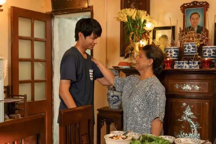 Lần đầu tiên đóng phim điện ảnh, Trần Tú chia sẻ trên Pháp Luật TP HCM rằng bản thân cảm thấy may mắn khi nhận được vai diễn Tiến - một chàng trai lớn lên trong cảnh nghèo khó, bố mẹ mất sớm, sống nương tựa vào bà nội. Ảnh: Sài Gòn Giải Phóng.