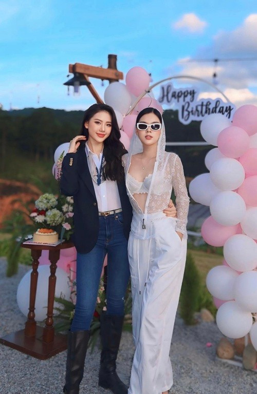 Ngọc Trinh khá thân thiết với Hoa hậu Bùi Quỳnh Hoa. Ảnh: FB Ngọc Trinh.