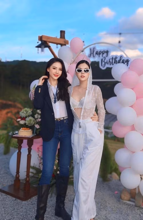 Ngọc Trinh khá thân thiết với Hoa hậu Bùi Quỳnh Hoa. Ảnh: FB Ngọc Trinh.