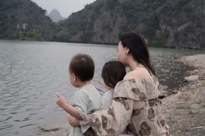 Trong một khung hình, Phương Oanh ôm hai con từ phía sau, để Jimmy và Jenny ngắm cảnh thiên nhiên. Ảnh: FB Phương Oanh.