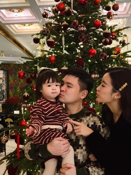 "Em đã biết nói "Yêu mẹ Linh nhất đời" và cũng biết nói "Con không thích mẹ Linh đâu" những lúc bị mẹ mắng. Em còn biết tranh giành ba Quang với mẹ, xong xuôi 1 hồi em bảo "Ba của 2 mẹ con", Mỹ Linh viết trên trang cá nhân. Ảnh: FB Mỹ Linh.