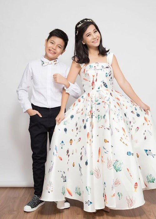 "Bom nói muốn học dựng phim. Tôi mừng lắm, tôi bảo con báo với ba ruột. Nếu ba không đồng ý, tôi sẽ lo cho con. Đồ họa cũng liên quan đến phim ảnh nhưng tôi thích con làm về dựng phim hơn", Cát Phượng tâm sự. Ảnh: FB Cát Phượng.