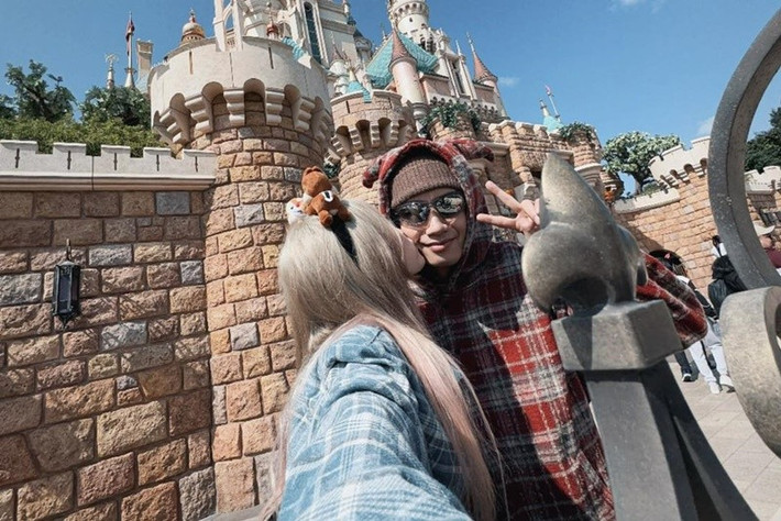 Yee Pink dành nụ hôn ngọt ngào cho Quang Đăng khi cả hai đi chơi công viên. Ảnh: FB Quang Đăng.