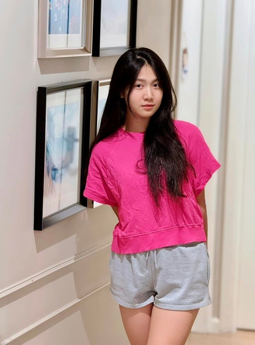 Phương Linh có sở thích vẽ tranh, đánh đàn piano. Ảnh: FB Mạnh Trường.