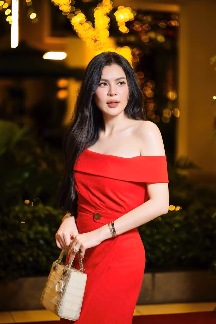 Phương Lê sinh con thứ 4 cách đây 2 tháng. Trước đó, cô có 3 người con gái, trong đó có một cặp song sinh. Ảnh: FB Phương Lê.