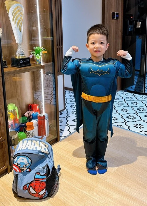 Ngoài người dơi, người nhện cũng là nhân vật hoạt hình mà bé Benly yêu thích. Ảnh: FB Benly.