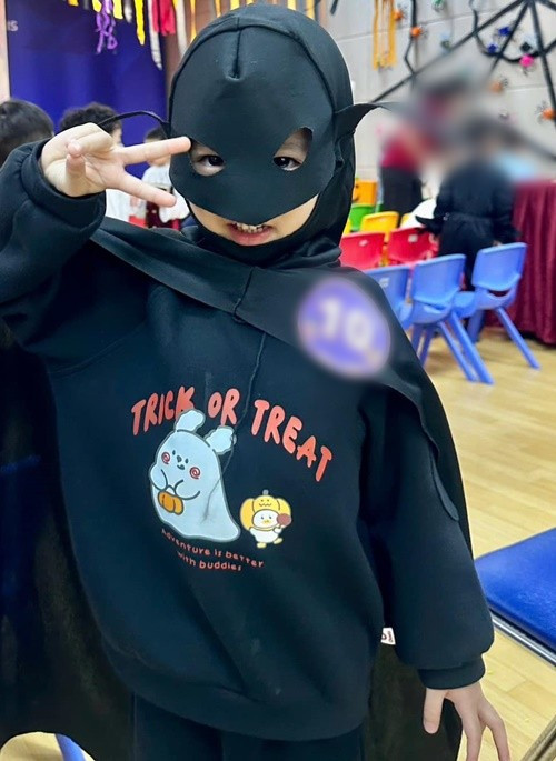 Benly - con trai thứ 4 của Bằng Kiều hóa trang thành người dơi đón Halloween năm nay. Ảnh: FB Benly.