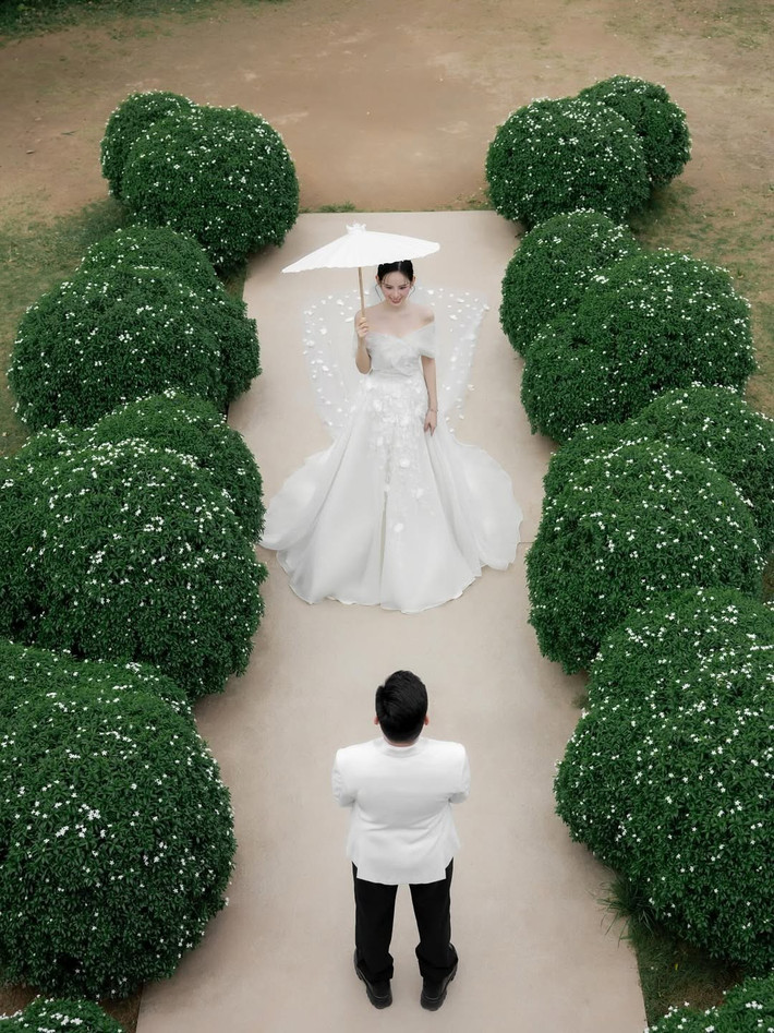 Vợ chồng Hương Liên chụp ảnh giữa bối cảnh thiên nhiên đẹp thơ mộng. Ảnh: Instagram Hương Liên.