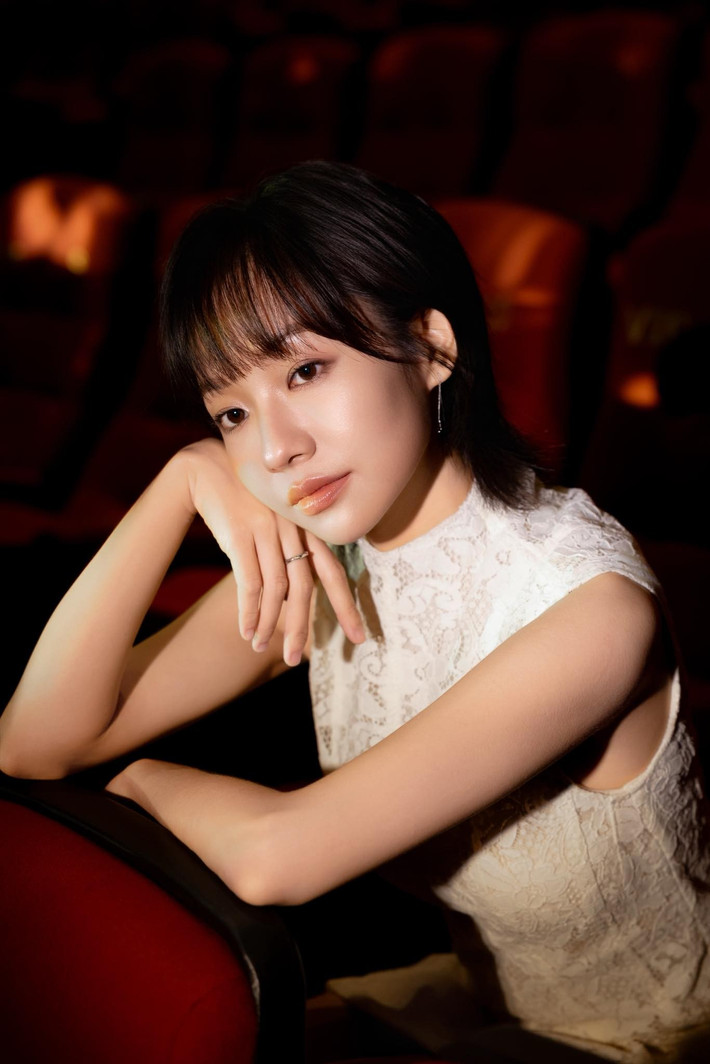 “Hồi cấp 3, khi xem lại ảnh chụp chung với các bạn được mệnh danh là hot girl, Hà thấy mình trông cũng xinh xinh dù không được rực rỡ như họ. Như vậy, có lẽ tôi cảm thấy mình trông xinh xắn vào thời điểm Hà học lớp 12”, Hoàng Hà chia sẻ trên Saostar. Ảnh: FB Hoàng Hà.