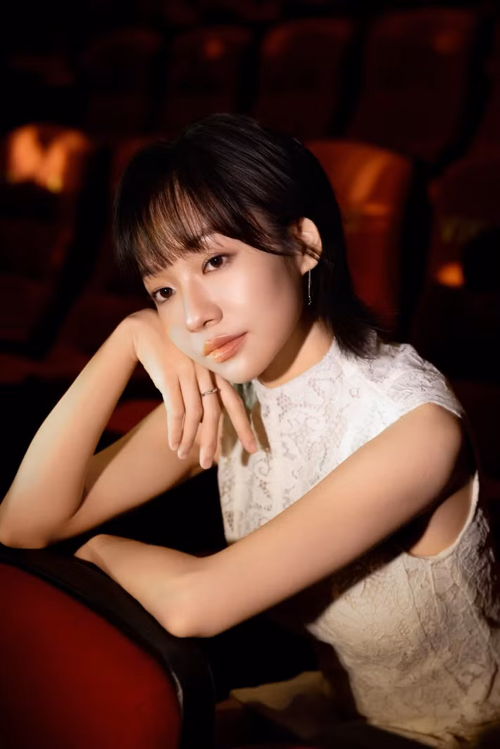 “Hồi cấp 3, khi xem lại ảnh chụp chung với các bạn được mệnh danh là hot girl, Hà thấy mình trông cũng xinh xinh dù không được rực rỡ như họ. Như vậy, có lẽ tôi cảm thấy mình trông xinh xắn vào thời điểm Hà học lớp 12”, Hoàng Hà chia sẻ trên Saostar. Ảnh: FB Hoàng Hà.