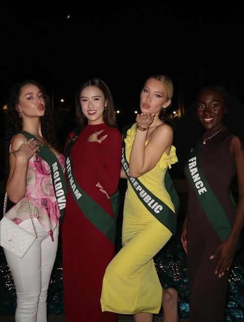 Natalie có mối quan hệ thân thiết với đại diện Việt Nam Trịnh Mỹ Anh (thứ hai bên trái) ở Miss Earth 2025. Ảnh: FB Natalie Puskinova.