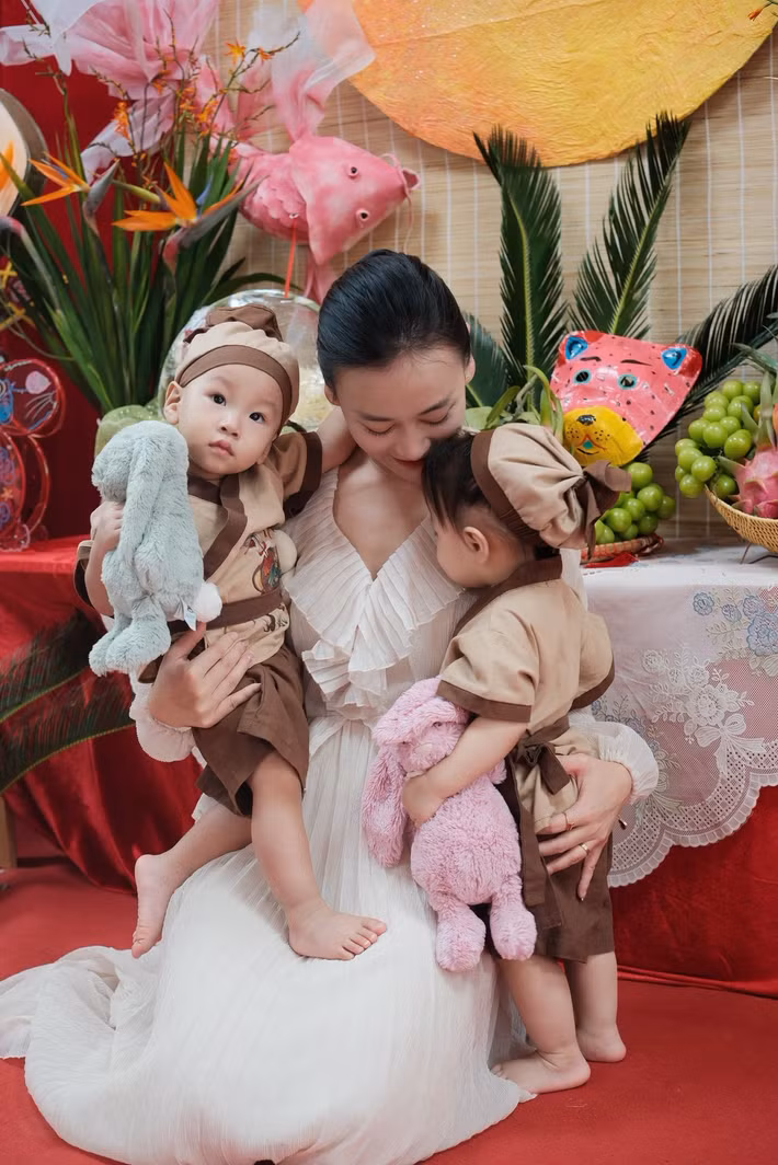 Trang cá nhân của cô hiện chủ yếu xoay quanh cuộc sống đời thường, những chuyến đi cùng gia đình và hành trình chăm sóc hai con nhỏ.