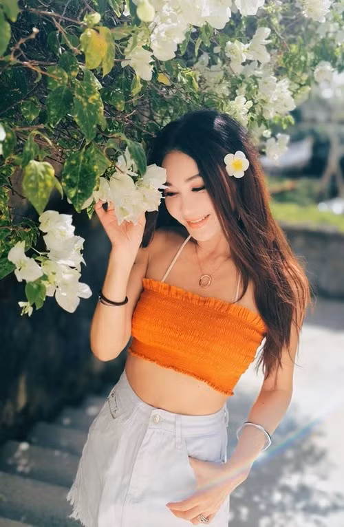 Làn da căng mịn, tươi sáng, ít nếp nhăn giúp Ôn Bích Hà trẻ trung hơn nhiều so với tuổi thật. Ảnh: Instagram Ôn Bích Hà.