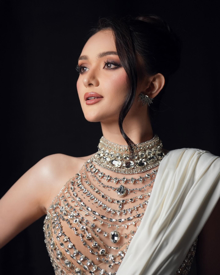 Theo ABS-CBN News, Maria từng giành danh hiệu Á hậu 2 cuộc thi Hoa hậu Hoàn vũ Philippines 2024. Đại diện Philippines tại Miss Cosmo 2024, cô vào top 10 chung cuộc. Ảnh: FB Maria Ahtisa Manalo.