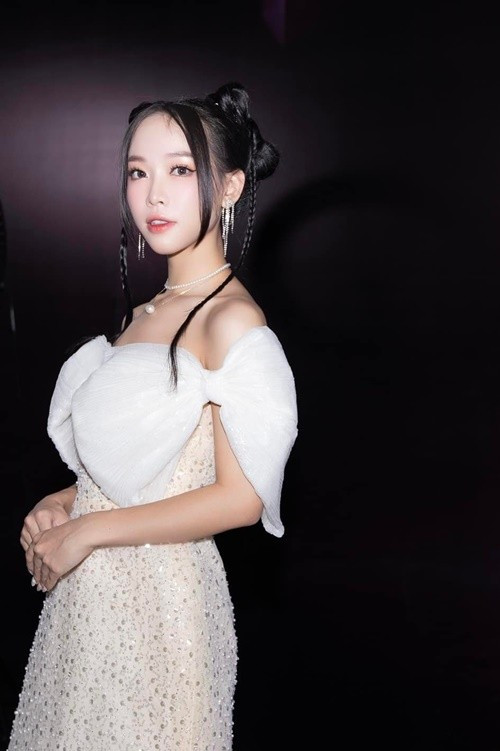 Năm 2021, Bảo Uyên "tố" quản lý cũ "bít đường hoạt động", chiếm hết các kênh YouTube, fanpage và tiền show. Ảnh: FB Bảo Uyên.