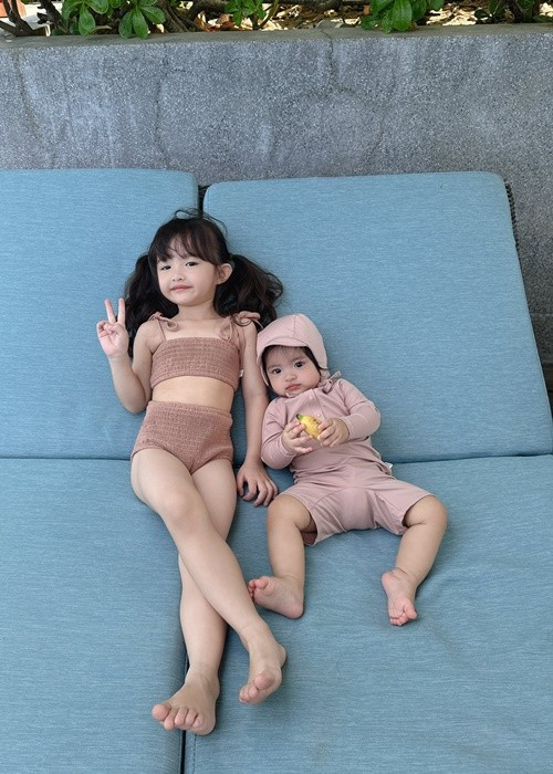 Winnie và Hannie khoe vẻ đáng yêu khi diện trang phục bơi. Ảnh: FB Winnie Hannie.