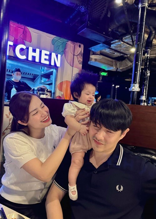 Đông Nhi từng chia sẻ trên VOV về việc chồng chăm con: "Anh Thắng là chuyên gia trong việc nuôi dạy, lắng nghe ý muốn của con. Có những khoảng thời gian, tôi tập trung hoàn toàn cho việc chăm con, không thể tìm hiểu thêm kiến thức bên ngoài thì anh Thắng đã phụ vợ chạy đôn chạy đáo, nghiên cứu đủ loại giáo trình". Ảnh: FB Ông Cao Thắng.