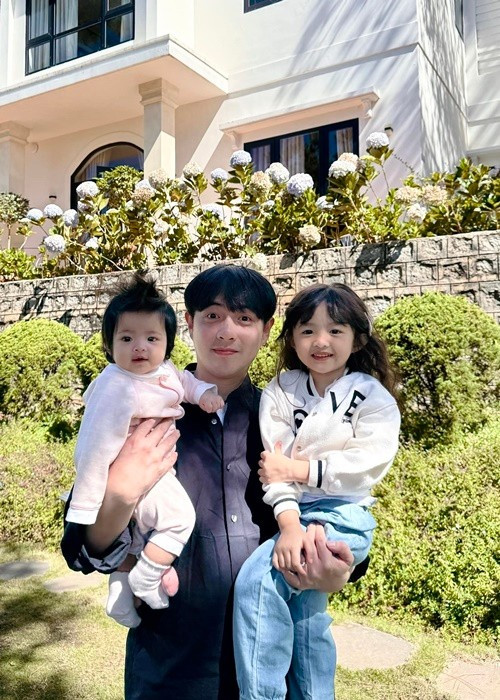 Ông Cao Thắng thường xuyên đưa các con ra ngoài chơi hay du lịch xa. Khi đi cùng vợ, nam ca sĩ chủ động bế con, bày trò để chọc các con cười. Ảnh: FB Ông Cao Thắng.
