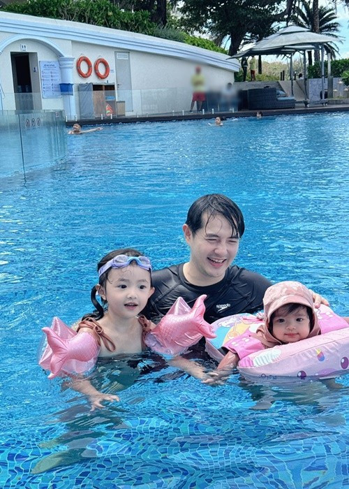 Đông Nhi và Ông Cao Thắng chiều chuộng các con nhỏ. Ảnh: FB Ông Cao Thắng.