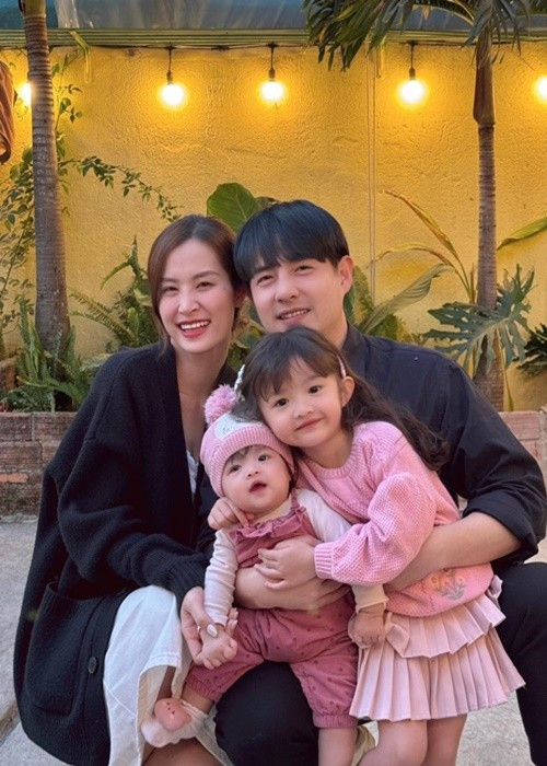 Đông Nhi sinh con gái Ông Yên Nhi (Winnie) vào tháng 10/2020, con gái Ông Gia Hân (Hannie) vào tháng 8/2024. Ảnh: FB Đông Nhi.