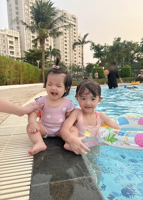 Vợ chồng Đông Nhi thường đưa các con đi bơi. Ảnh: FB Winnie Hannie.