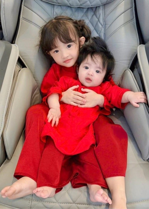 Hai con gái của Đông Nhi ăn mặc đồng điệu mỗi dịp lễ Tết. Ảnh: FB Winnie Hannie.