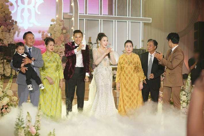 Con trai của Hồ Quỳnh Hương lần đầu lộ diện, năm nay 2 tuổi. Ảnh: FB Hồ Quỳnh Hương.