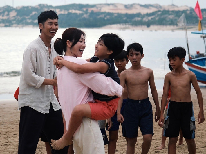 Theo Harper’s Bazaar Vietnam, trong Báu vật trời cho, mối quan hệ giữa hai nhân vật của Phương Anh Đào và Tuấn Trần được đặt trong bối cảnh gia đình, trách nhiệm và những lựa chọn mang đậm màu sắc đời sống, thay vì chỉ xoay quanh cảm xúc cá nhân. Ảnh: VOV.