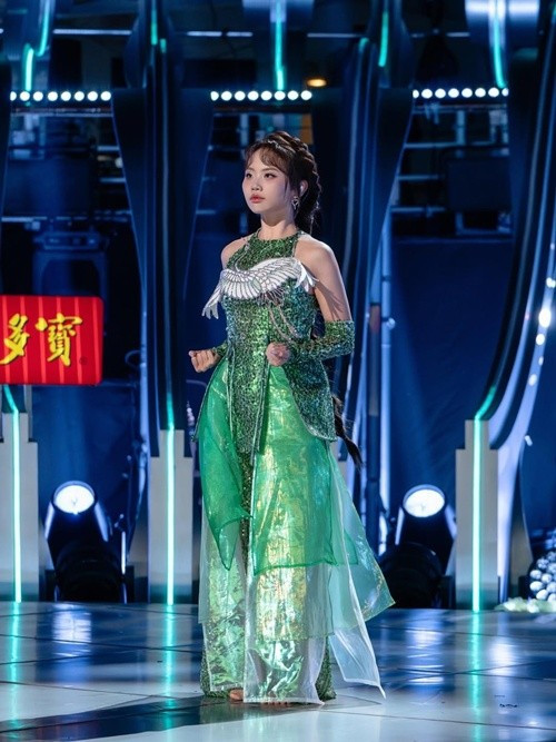 Trước đó, ở Sing!Asia 2025, tại Trạm Việt Nam (Vịnh Hạ Long), Phương Mỹ Chi thể hiện Buôn trăng và Rock hạt gạo. Ảnh: FB Phương Mỹ Chi.