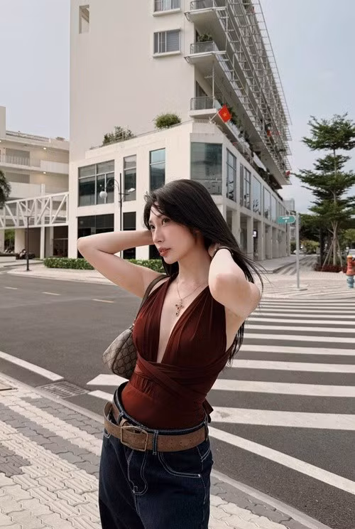 Nữ ca sĩ khéo khoe vòng một quyến rũ khiến người đối diện khó rời mắt. Ảnh: FB Khổng Tú Quỳnh.