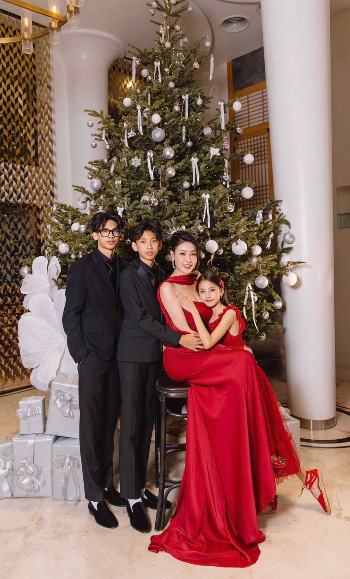 Vương Khang (ngoài cùng bên trái) năm nay 18 tuổi. Cậu được nhận xét có ngoại hình cao ráo, hiện đã cao vượt mẹ.