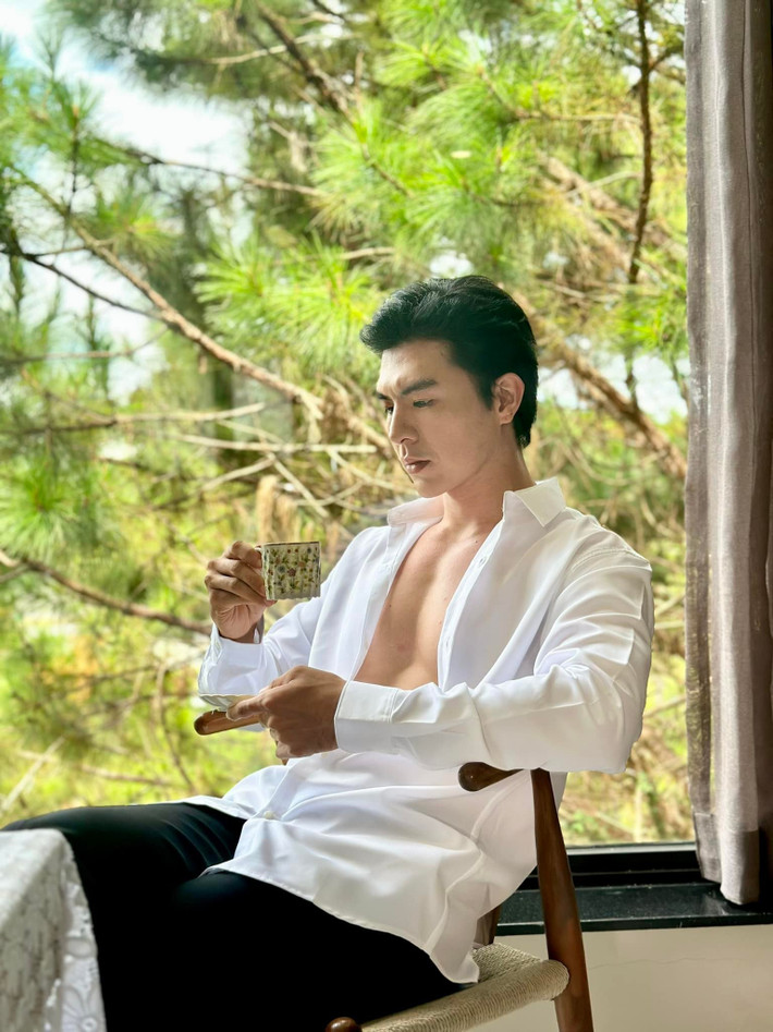 Steven Nguyễn vừa làm nhân viên soát vé, vừa diễn các vai quần chúng tại sân khấu kịch IDECAF. Ảnh: FB Steven Nguyễn.