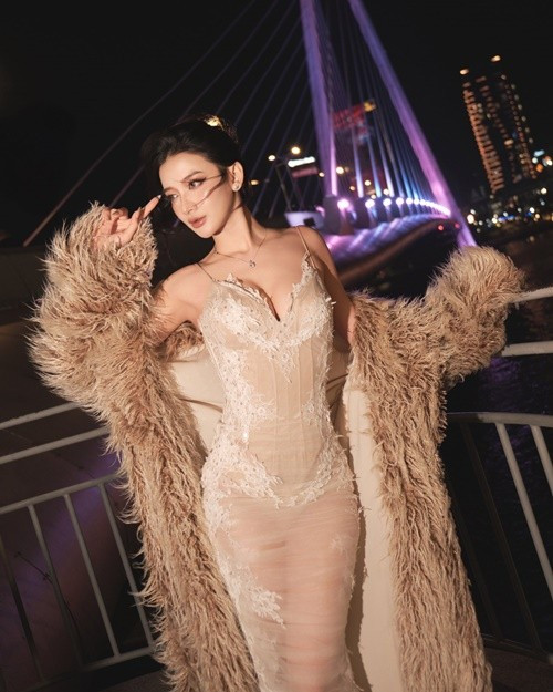 Sau cuộc thi Miss Grand Vietnam 2025, Đinh Y Quyên thăng hạng ngoạn mục. Từ gương mặt ngày càng sắc nét, làn da căng mịn, rạng rỡ đến ánh mắt tự tin đầy cuốn hút, người đẹp toát lên vẻ quyến rũ nhưng vẫn giữ nét dịu dàng. Ảnh: FB Y Quyên.