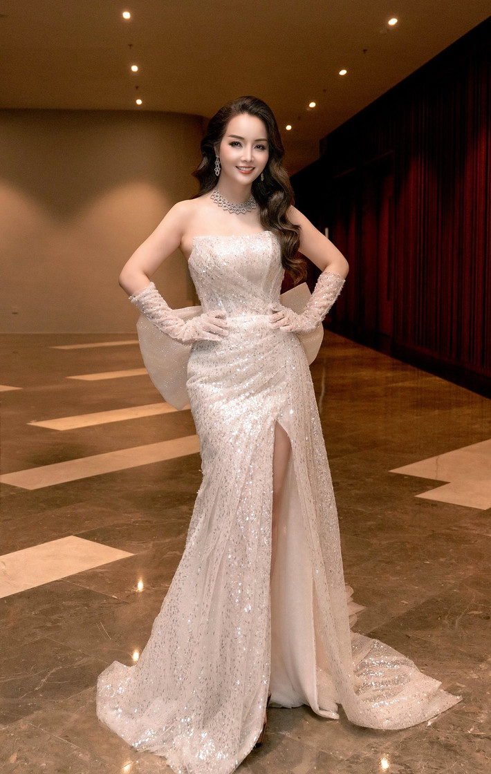 Ở tuổi 46, Trúc của Những ngọn nến trong đêm vẫn trẻ đẹp, quyến rũ. Ảnh: FB Mai Thu Huyền.