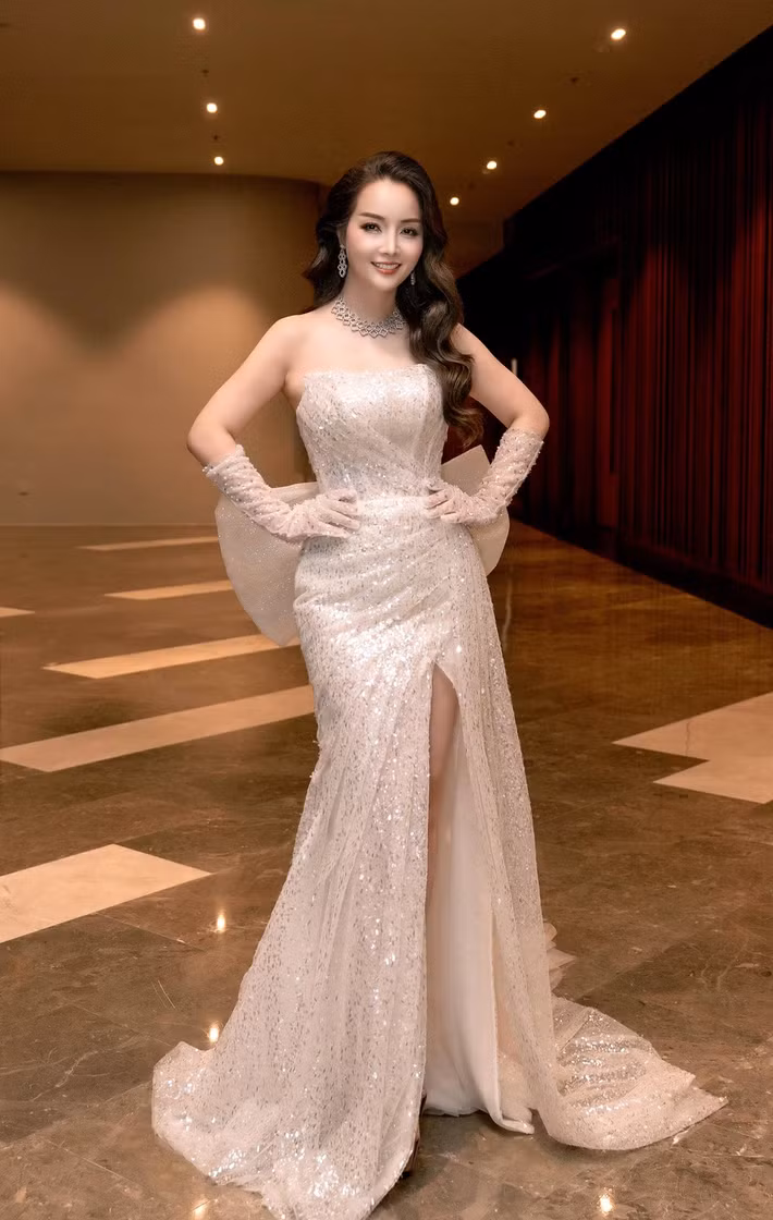 Ở tuổi 46, Trúc của Những ngọn nến trong đêm vẫn trẻ đẹp, quyến rũ. Ảnh: FB Mai Thu Huyền.