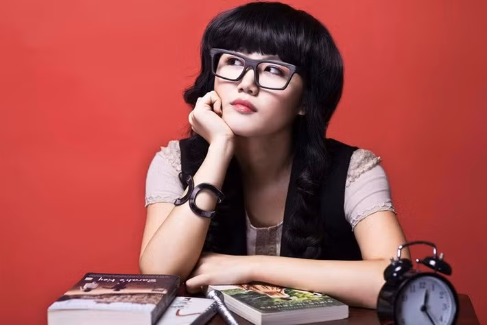 Sở hữu giọng hát nội lực, Văn Mai Hương gây chú ý khi tham gia Vietnam Idol 2010 khi 16 tuổi. Thành tích của cô ở gameshow này là danh hiệu á quân.Ảnh: FB Văn Mai Hương.