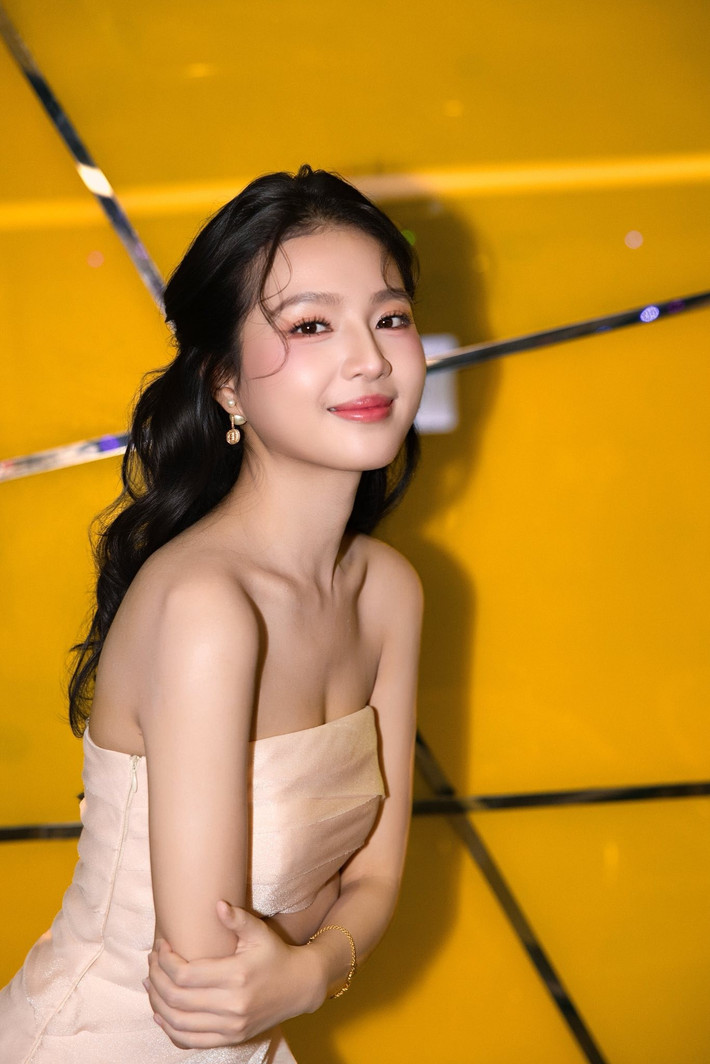 Bích Ngọc chia sẻ trên Sài Gòn Giải Phóng Online, trước khi vào vai trong Thiên đường máu, cô dành nhiều thời gian để nghiên cứu kịch bản, tìm hiểu tâm lý và hoàn cảnh của những người khi bị 'bán' ra nước ngoài sẽ như thế nào.