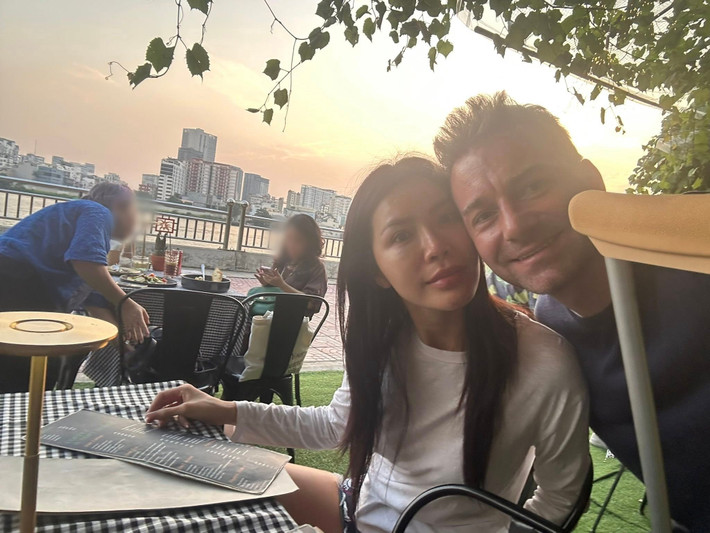 Sợ Minh Tú buồn, Cris đưa nữ người mẫu ra ngoài đi dạo.