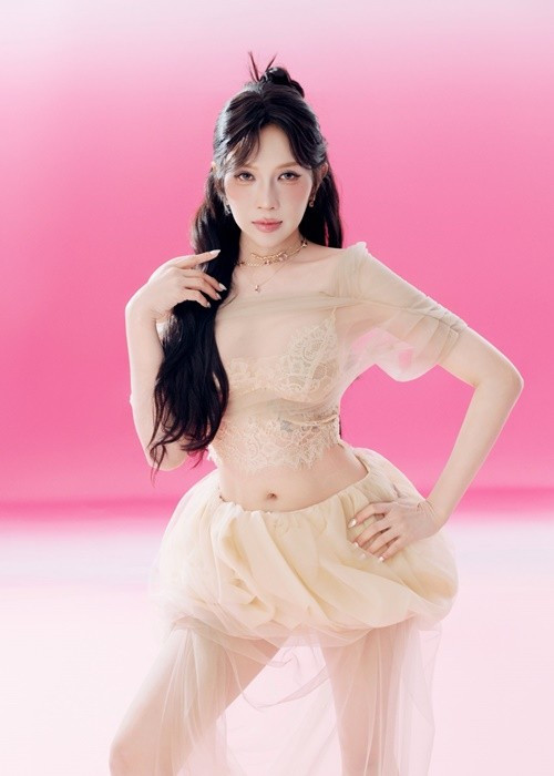 Các thiết kế váy ngắn, màu sắc nổi bật hoặc kiểu dáng phá cách giúp hình ảnh của cô trở nên tươi mới.