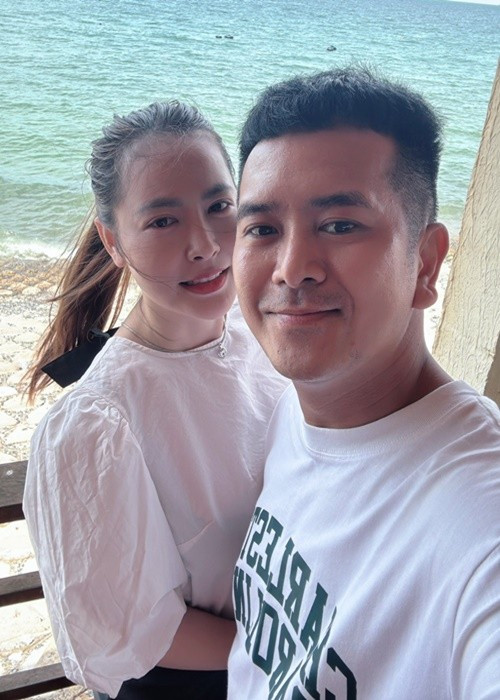 Diễn viên Hùng Thuận cùng Tuệ Tâm và gia đình vừa đi du lịch. “Phan Thiết cùng "cục nợ" và gia đình”, “bé An” của Đất phương Nam viết trên trang cá nhân. Ảnh: FB Hùng Thuận.