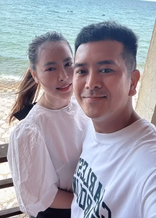 Diễn viên Hùng Thuận cùng Tuệ Tâm và gia đình vừa đi du lịch. “Phan Thiết cùng "cục nợ" và gia đình”, “bé An” của Đất phương Nam viết trên trang cá nhân. Ảnh: FB Hùng Thuận.