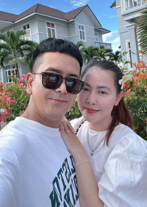 Hùng Thuận và bạn gái trông tươi tắn, mặc đơn giản trong kỳ nghỉ dưỡng. Ảnh: FB Hùng Thuận.