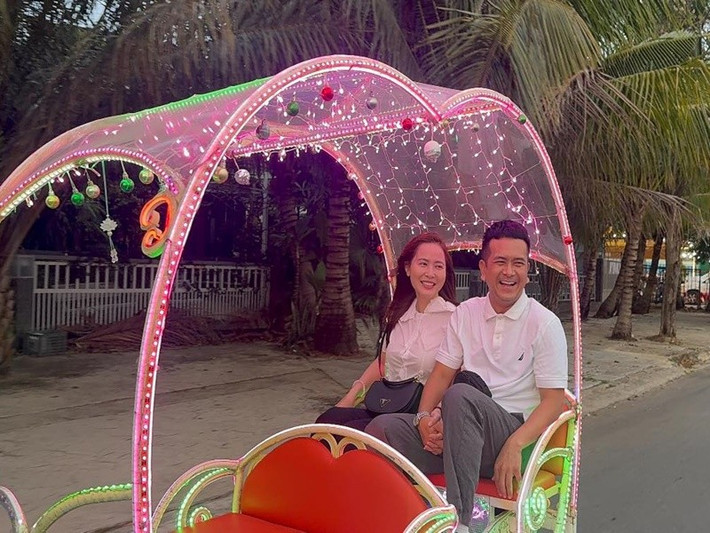 Hùng Thuận giới thiệu Tuệ Tâm với gia đình, bạn bè thân thiết. Ảnh: FB Hùng Thuận.