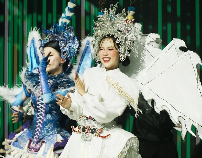 Ngoài Sing! Asia 2025, Phương Mỹ Chi còn tham gia Em xinh say hi. Nếu ở gameshow Trung Quốc, Phương Mỹ Chi cố gắng quảng bá văn hóa Việt Nam ở Em xinh say hi, nữ ca sĩ thể hiện bản sắc cá nhân cũng như tinh thần đồng đội. Ảnh: FB Phương Mỹ Chi.