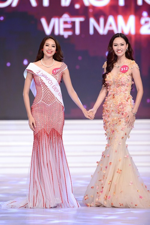 Trong chung kết Hoa hậu Hoàn vũ Việt Nam 2015, Phạm Hương (trái) giành ngôi vị cao nhất, Trà My đoạt danh hiệu Á hậu 1. Ảnh: Khám Phá.