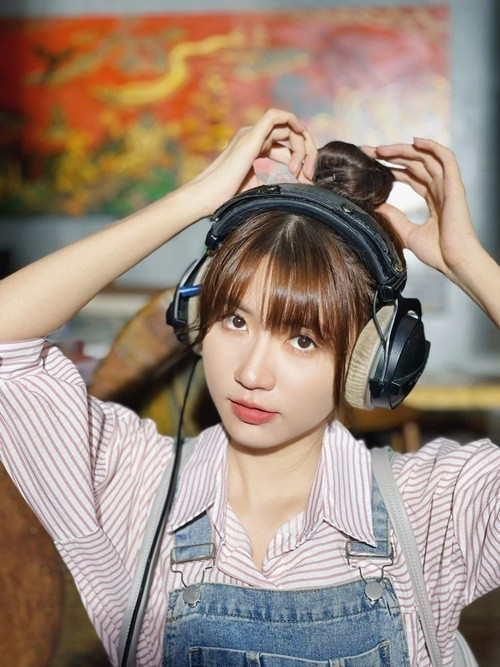 Ngọc Huyền phải tự tìm tòi, học hỏi và tự đúc kết cho mình kinh nghiệm diễn xuất để làm tròn vai của mình hơn. Ảnh: Tiền Phong.