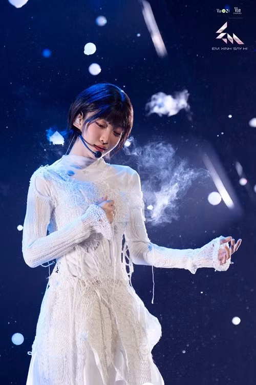 Năm 2025, nữ ca sĩ tiếp tục thu hút sự chú ý khi góp mặt trong chương trình “Em xinh say hi” và tiến vào vòng chung kết. Ảnh: FB Juky San.